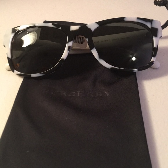 Burberry Accessories - 💐HP💐BURBERRY BE 4149 3413/87 BLACK SPOTTED WHITE